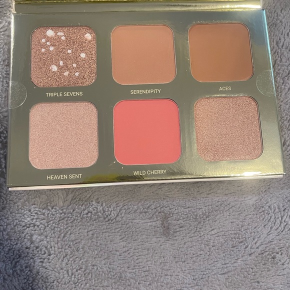 True + Luscious “Lucky glow” bronze and highlight palette vol II - Picture 4 of 4